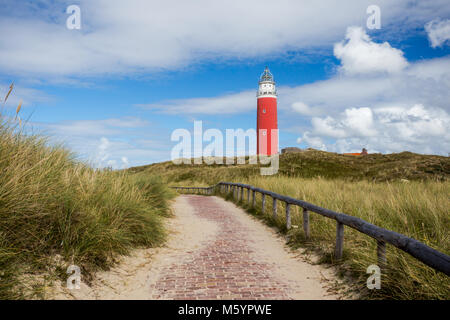 Ruhige Landschaft: ein Leuchtturm auf der holländischen Insel Texel an einem schönen Sommertag, blauer Himmel, tolle Wolken, Geruch von Gras, und niemand in Sicht. Stockfoto