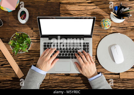 Ansicht der Kaufmann mit Laptop mit leeren weißen Bildschirm im Büro Stockfoto