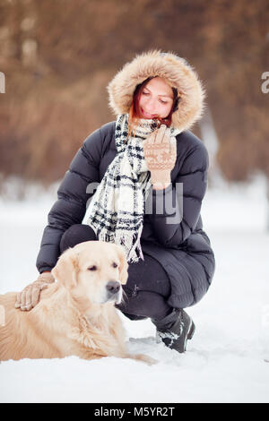 Foto von Frau Hausbesetzung nächste im Winter nach Labrador Stockfoto