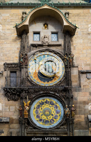 Prag, tschechische Republik - 6. Oktober 2017: astronomischen Zifferblatt und mechanische Uhr der Prag Astronomische Uhr am Rathaus in der Altstadt Stockfoto