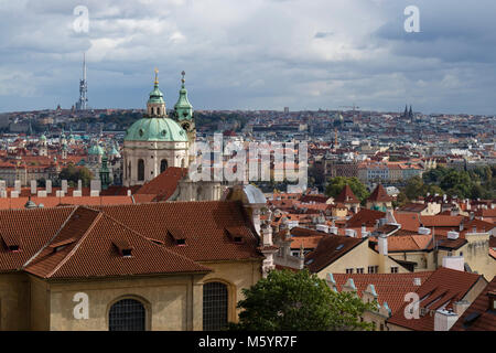 Prag, Tschechische Republik - Oktober 6, 2017: Prag mit dem reich verzierten Kuppel der St.-Nikolaus-Kirche auf der Kleinseite und einen Blick über die Stadt. Stockfoto