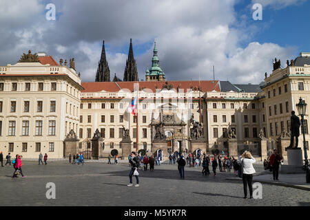 Prag, Tschechische Republik - Oktober 6, 2017: Tor der Prager Burg Hradschin Platz mit drei Türme im Hintergrund zu sehen Stockfoto