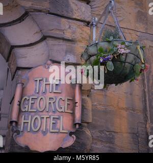 Detaillierte Ansichten der George Hotel Schild, Crewkerne, Somerset, UK im späten Winter Stockfoto