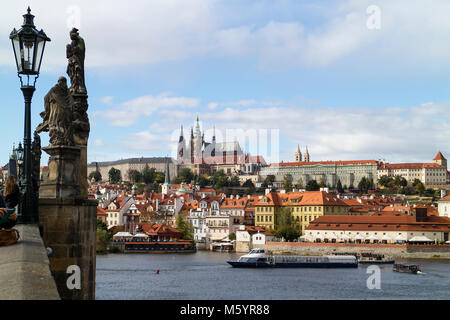 Prag; Tschechische Republik - Oktober 6, 2017: Prager Burg von der Charles Brücke mit dem Fluss Moldau und Schiffe gesehen Stockfoto