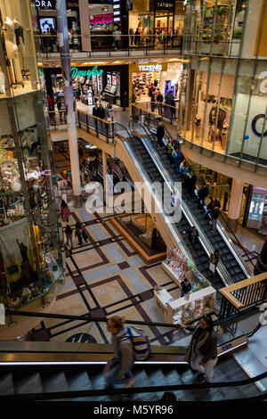 Prag, tschechische Republik - 7. Oktober 2017: Fahrtreppen im Palladium Shopping Mall in Prag in der Tschechischen Republik Stockfoto