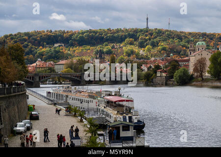 Prag, tschechische Republik - 8. Oktober 2017: Startet und Touristen auf der Moldau in Prag im Herbst mit der Kleinseite im Hintergrund Stockfoto