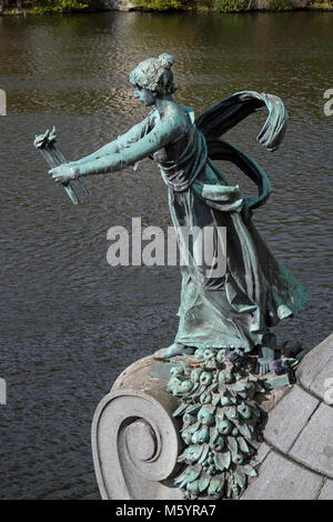 Prag, tschechische Republik - 8. Oktober 2017: Bronze Statue auf der Manesuv Brücke über die Moldau in Prag Stockfoto