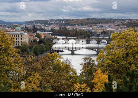 Prag, tschechische Republik - 8. Oktober 2017: Brücken über die Moldau in Prag im Herbst Stockfoto
