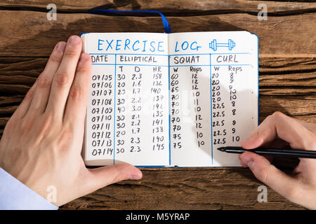 Nahaufnahme von einer Person Hand füllen Übung Anmelden Notebook Stockfoto