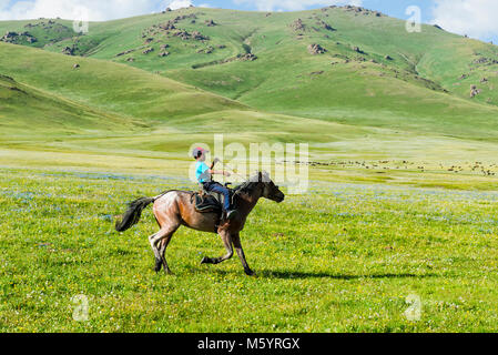 Kirgisische junge Reiter sein Pferd, Song Kol See, Provinz Naryn, Kirgisistan, Zentralasien Stockfoto