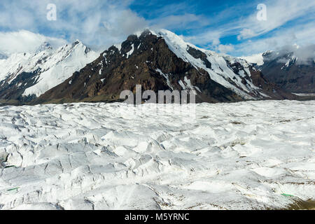 Luftaufnahme über den zentralen Tian Shan Gebirge, Grenze zwischen Kirgistan und China, Kirgistan Stockfoto