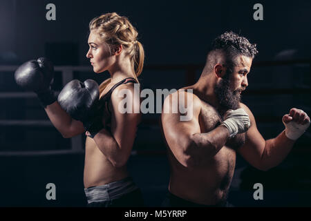Boxing Unterricht Konzept. Frau und Mann halten sie Hände oben in Boxhandschuhe Stockfoto