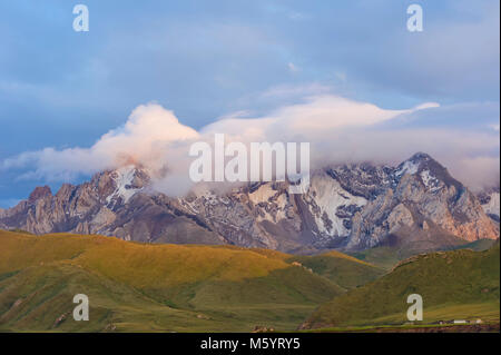 Köl-Suu Berge bei Sonnenuntergang, Kurumduk Tal, Provinz Naryn, Kirgisistan, Zentralasien Stockfoto