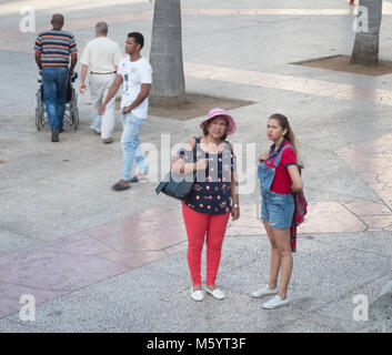 Mutter und Tochter wandern im Parque Central, Havanna, Kuba Stockfoto