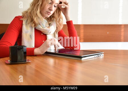 Junge Frau an der Rezeption Stockfoto