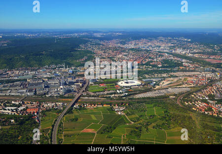 Stuttgart - 11. Juni 2017: Engere Luftaufnahme von Stuttgart und Fußball-Stadion, Süd Deutschland an einem sonnigen Sommertag Stockfoto