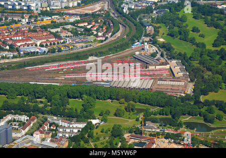 Näher Luftaufnahme von Stuttgar - tBad Cannstatt mit Hauptpbahnhof (Bahnhof) und Rosensteinpark, Süd Deutschland an einem sonnigen Sommertag Stockfoto