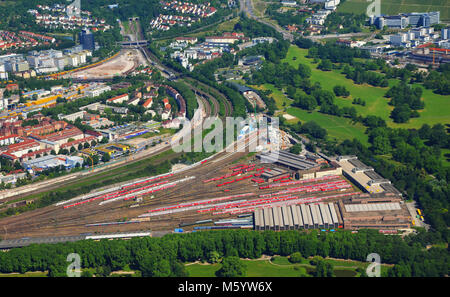 Näher Luftaufnahme von Stuttgar - tBad Cannstatt mit Hauptpbahnhof (Bahnhof) und Rosensteinpark, Süd Deutschland an einem sonnigen Sommertag Stockfoto