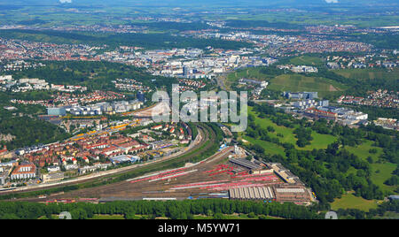 Näher Luftaufnahme von Stuttgar - tBad Cannstatt mit Hauptpbahnhof (Bahnhof) und Rosensteinpark, Süd Deutschland an einem sonnigen Sommertag Stockfoto