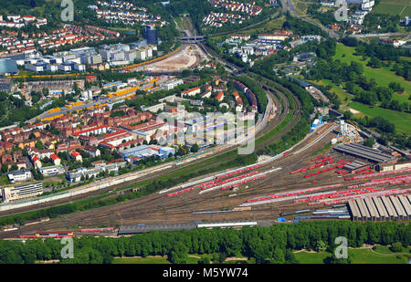 Näher Luftaufnahme von Stuttgar - tBad Cannstatt mit Hauptpbahnhof (Bahnhof) und Rosensteinpark, Süd Deutschland an einem sonnigen Sommertag Stockfoto