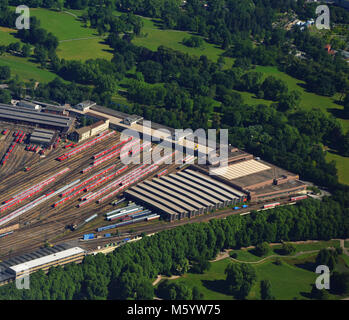 Näher Luftaufnahme von Stuttgar - tBad Cannstatt mit Hauptpbahnhof (Bahnhof) und Rosensteinpark, Süd Deutschland an einem sonnigen Sommertag Stockfoto