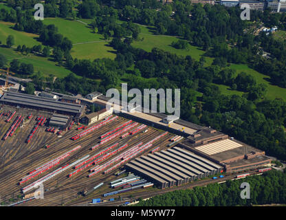 Näher Luftaufnahme von Stuttgar - tBad Cannstatt mit Hauptpbahnhof (Bahnhof) und Rosensteinpark, Süd Deutschland an einem sonnigen Sommertag Stockfoto