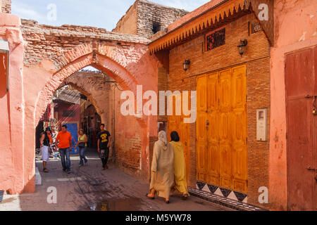 Menschen zu Fuß durch einen Torbogen im Souk, Marrakesch, Marokko, Nordafrika Stockfoto