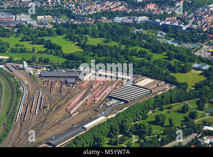 Näher Luftaufnahme von Stuttgar - tBad Cannstatt mit Hauptpbahnhof (Bahnhof) und Rosensteinpark, Süd Deutschland an einem sonnigen Sommertag Stockfoto