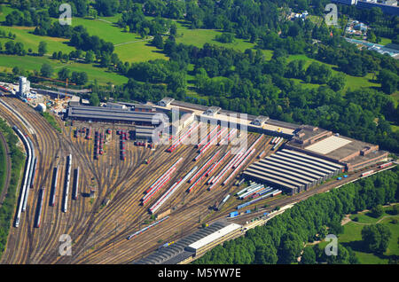 Näher Luftaufnahme von Stuttgar - tBad Cannstatt mit Hauptpbahnhof (Bahnhof) und Rosensteinpark, Süd Deutschland an einem sonnigen Sommertag Stockfoto