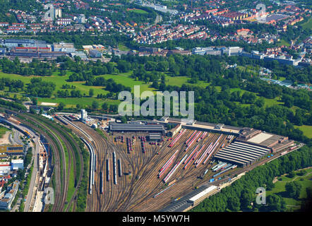 Näher Luftaufnahme von Stuttgar - tBad Cannstatt mit Hauptpbahnhof (Bahnhof) und Rosensteinpark, Süd Deutschland an einem sonnigen Sommertag Stockfoto