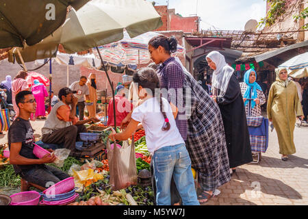 Shopping für Obst, Gemüse, Markt, Marrakesch, Marokko, Nordafrika Stockfoto