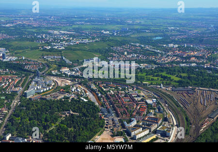 Näher Luftaufnahme von Stuttgar - tBad Cannstatt mit Hauptpbahnhof (Bahnhof) und Rosensteinpark, Süd Deutschland an einem sonnigen Sommertag Stockfoto