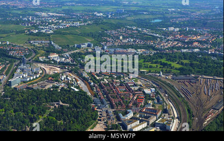 Näher Luftaufnahme von Stuttgar - tBad Cannstatt mit Hauptpbahnhof (Bahnhof) und Rosensteinpark, Süd Deutschland an einem sonnigen Sommertag Stockfoto