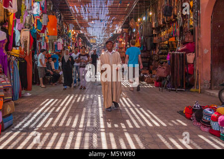 Bettler zu Fuß durch Souk, Marrakesch, Marokko, Nordafrika Stockfoto