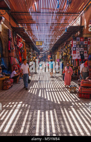 Zu Fuß durch Souk, Marrakesch, Marokko, Nordafrika Stockfoto