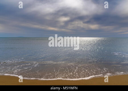 Strand bei bewölktem Himmel, Mittelmeer im Winter Stockfoto