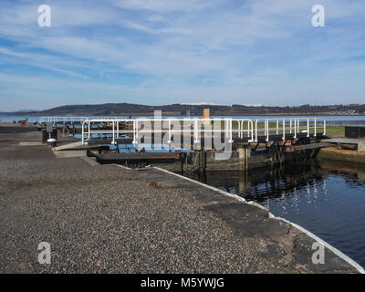 Die clachnaharry Meer Lock, Inverness, Schottland. Die britische Wasserwege Schottland Verriegelung ist, wo der Caledonian Canal die Beauly Firth erfüllt. Stockfoto