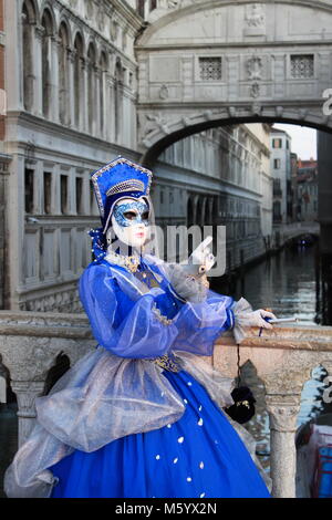 Venedig - 10. Februar: Person in venezianischem Kostüm nimmt an den Karneval von Venedig am 10. Februar 2018 in Venedig, Italien Stockfoto