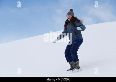 Frau im Schnee spielen in Flims Schweiz Stockfoto