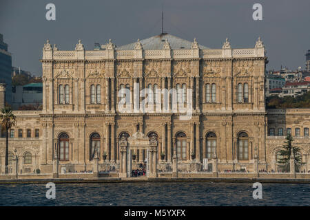 Blick auf DolmDolmabahçe Palast - die üppige und verzierten Dolmabahçe-Palast zeigt den deutlichen Einfluss der Europäischen Dekoration und Architektur des Osmanischen Reiches im 19. Jahrhundert. Von Sultan Abdul Mecid gebaut, die ich in 1854, es ersetzt Topkapi Palast, die Residenz des Sultans. Die formale Gärten mit Brunnen, Becken und blühende Blumenbeete während innerhalb der schieren Glanz und Pomp des türkischen Renaissancestil ist blendend unterbrochen. Die Innenräume mix Rokoko, Barock, neoklassischen und osmanische Elemente, mit riesigen Kristallleuchter, liberale Verwendung von Gold, Französisch Stockfoto