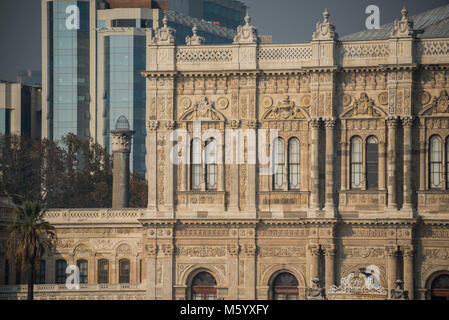 Blick auf DolmDolmabahçe Palast - die üppige und verzierten Dolmabahçe-Palast zeigt den deutlichen Einfluss der Europäischen Dekoration und Architektur des Osmanischen Reiches im 19. Jahrhundert. Von Sultan Abdul Mecid gebaut, die ich in 1854, es ersetzt Topkapi Palast, die Residenz des Sultans. Die formale Gärten mit Brunnen, Becken und blühende Blumenbeete während innerhalb der schieren Glanz und Pomp des türkischen Renaissancestil ist blendend unterbrochen. Die Innenräume mix Rokoko, Barock, neoklassischen und osmanische Elemente, mit riesigen Kristallleuchter, liberale Verwendung von Gold, Französisch Stockfoto