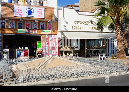 Blick auf den Roman Sarakino Brunnen entlang der Uferpromenade mit Souvenirläden auf der Rückseite, Hersonissos, Kreta, Griechenland, Europa. Stockfoto