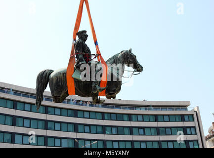 Demontage für einfache Reinigung die Statue von Tsar Osvoboditel, Denkmal von König Befreier - Russische König Alexander II., im Jahre 1907 erbaut, in Sofia. Stockfoto