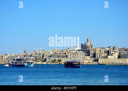 Blick auf St. Pauls anglikanische Kathedrale und der Basilika von Our Lady of Mount Carmel gesehen vom Grand Harbour, Valletta, Malta, Europa. Stockfoto