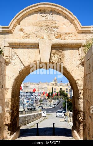 Blick durch einen Bogen zum Krieg Museum und Marina Wasser führenden, Vittoriosa (Sibenik), Malta, Europa. Stockfoto