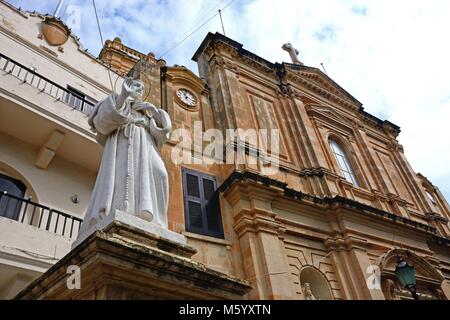 Vorderansicht der Pfarrkirche Unserer Lieben Frau der Schmerzen mit einer Statue im Vordergrund, Bugibba, Malta, Europa. Stockfoto