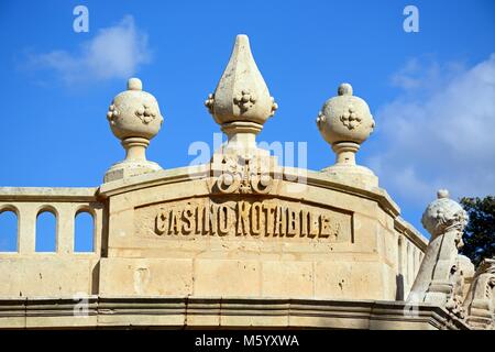 Name Detail auf der Oberseite des Casino Notabile, Mdina, Malta, Europa. Stockfoto