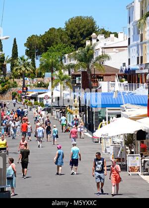 Touristen zu Fuß entlang der Restaurant Marina Promenade gesäumt, Vilamoura, Algarve, Portugal, Europa. Stockfoto