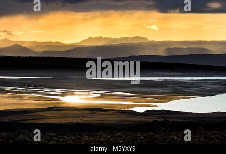 Sonnenuntergang über den Bergen, Fluss und See. Fantastische Aussicht. Island. Stockfoto