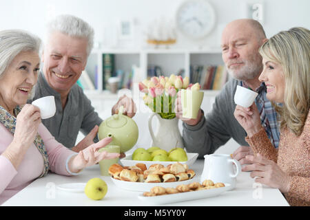 Zwei ältere Paare Tee trinken. Stockfoto